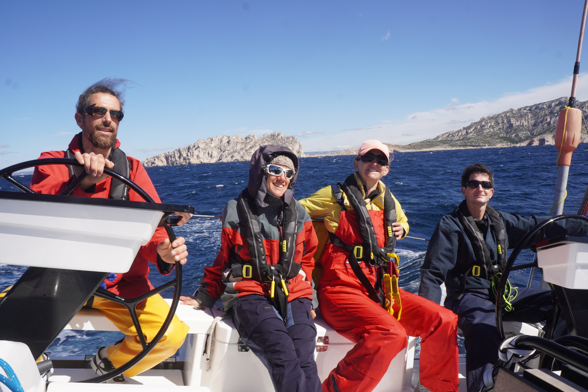 4 comperes sur le bateau