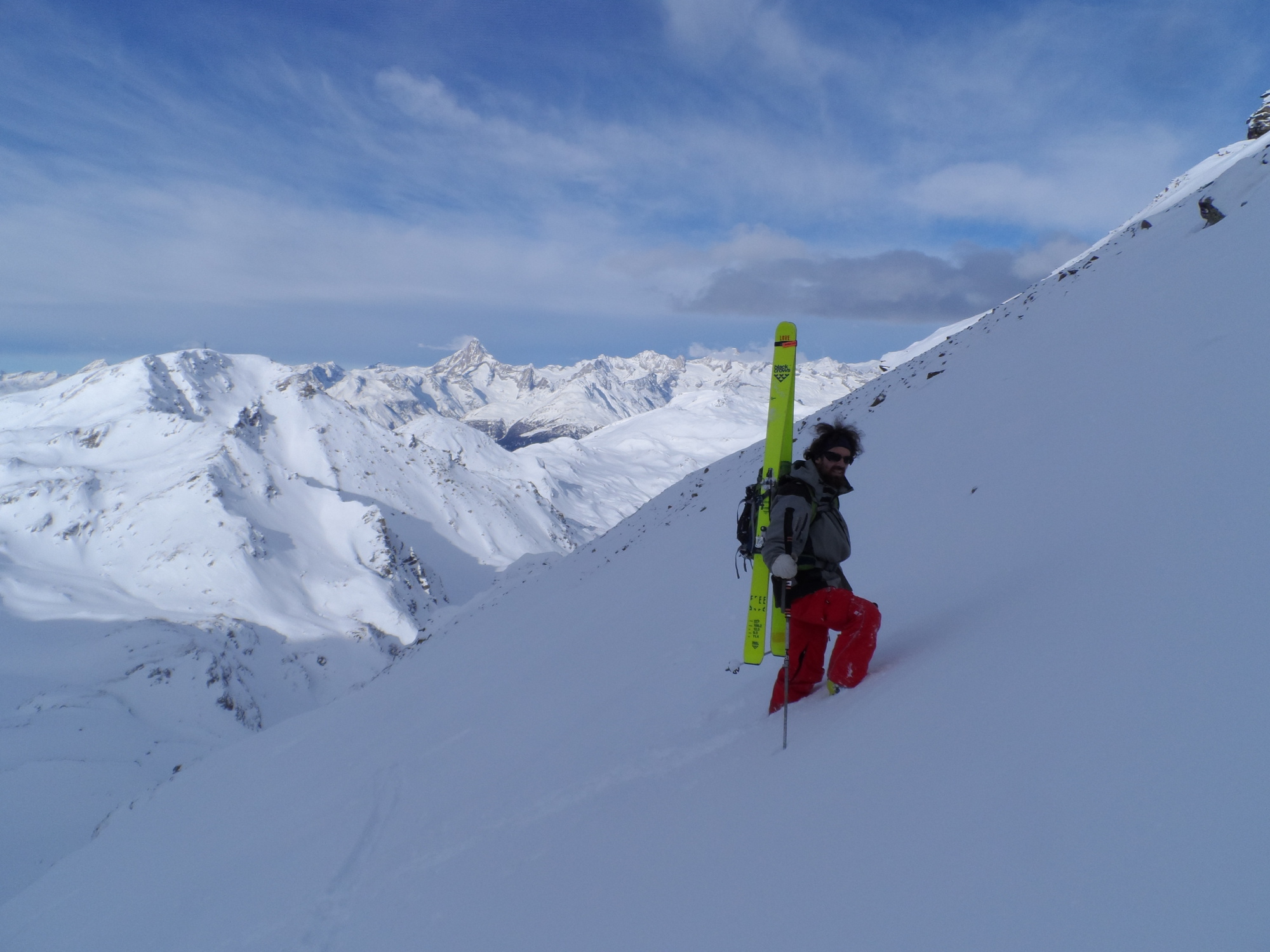 chouchou skis au dos